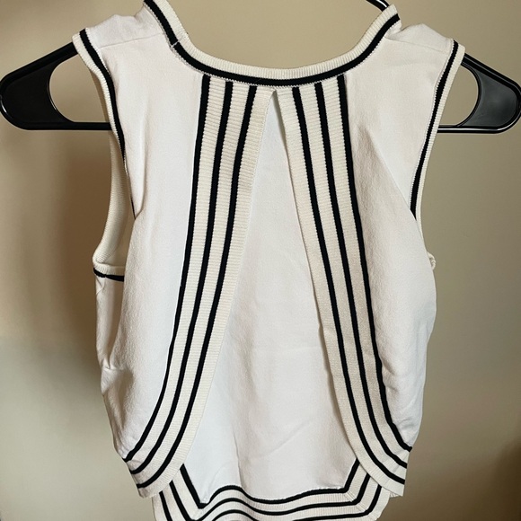 Top with an open back - Picture 4 of 8